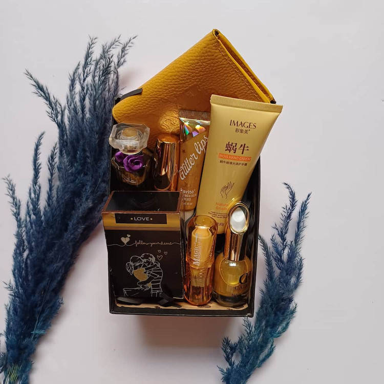 قیمت و خرید آنلاین پک آرایشی زرد