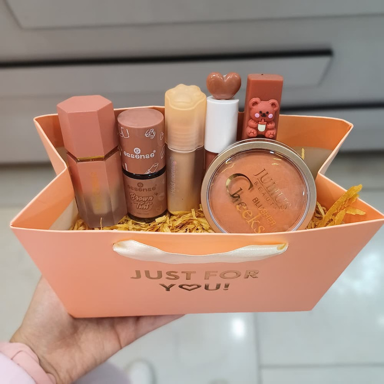 قیمت و خرید آنلاین پک هدیه اقتصادی رنگ قهوه ای کرمی مناسب روز دختر