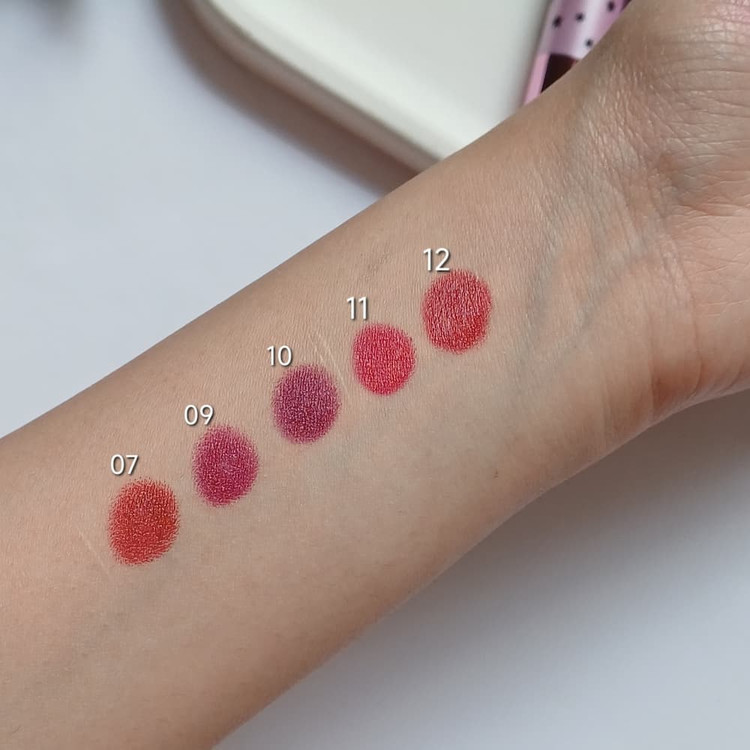 قیمت نمای نزدیک از رژ لب جامد Broken Girls با طراحی پیچی، رنگ جذاب و مناسب برای آرایش روزانه