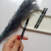 قیمت محصول آرایشی مداد چشم با طراحی روان و کاربرد آسان