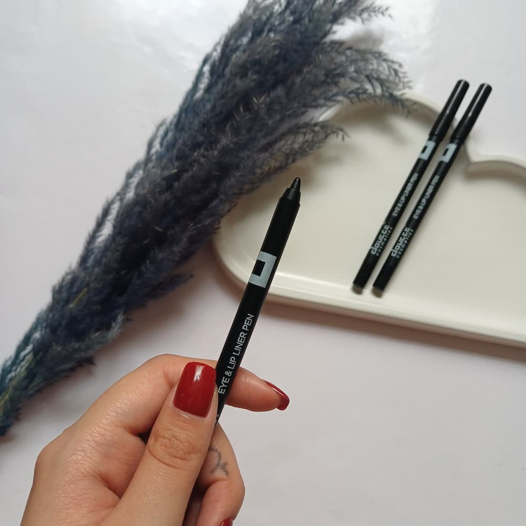 قیمت محصول آرایشی مداد چشم با طراحی روان و کاربرد آسان