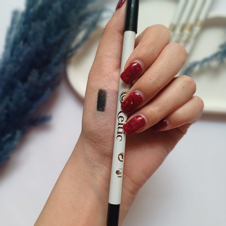 قیمت محصول آرایشی مداد چشم حرفهای با کاربرد آسان