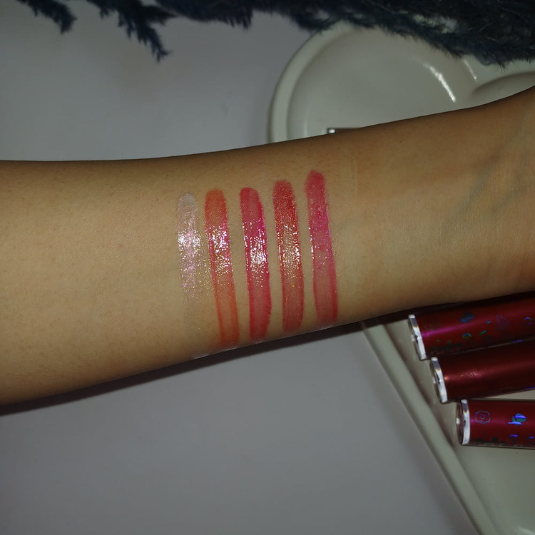 محصول آرایشی لیپ گلاس با ویتامین E و اثر مرطوبکنندگی بدو چسبندگی