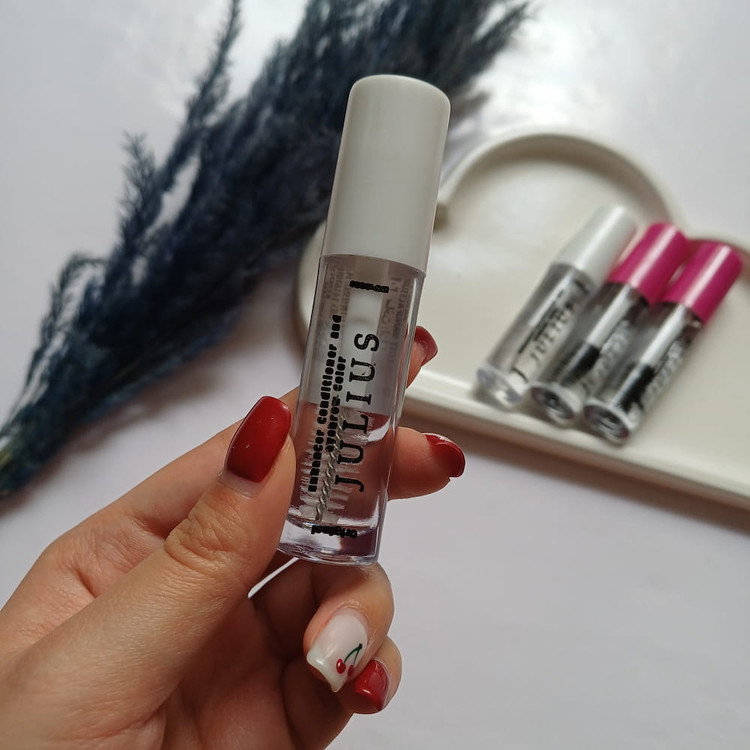 تصویر ژل ابرو لیفت کننده با بستهبندی بهداشتی