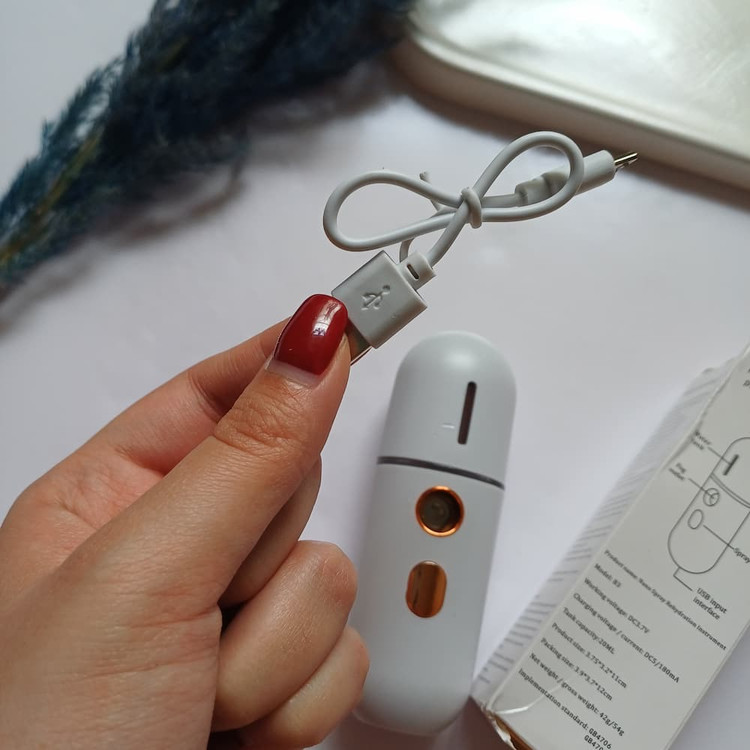 قیمت و تصویر دستگاه بخور سرد جیبی در حال استفاده روی میز کار